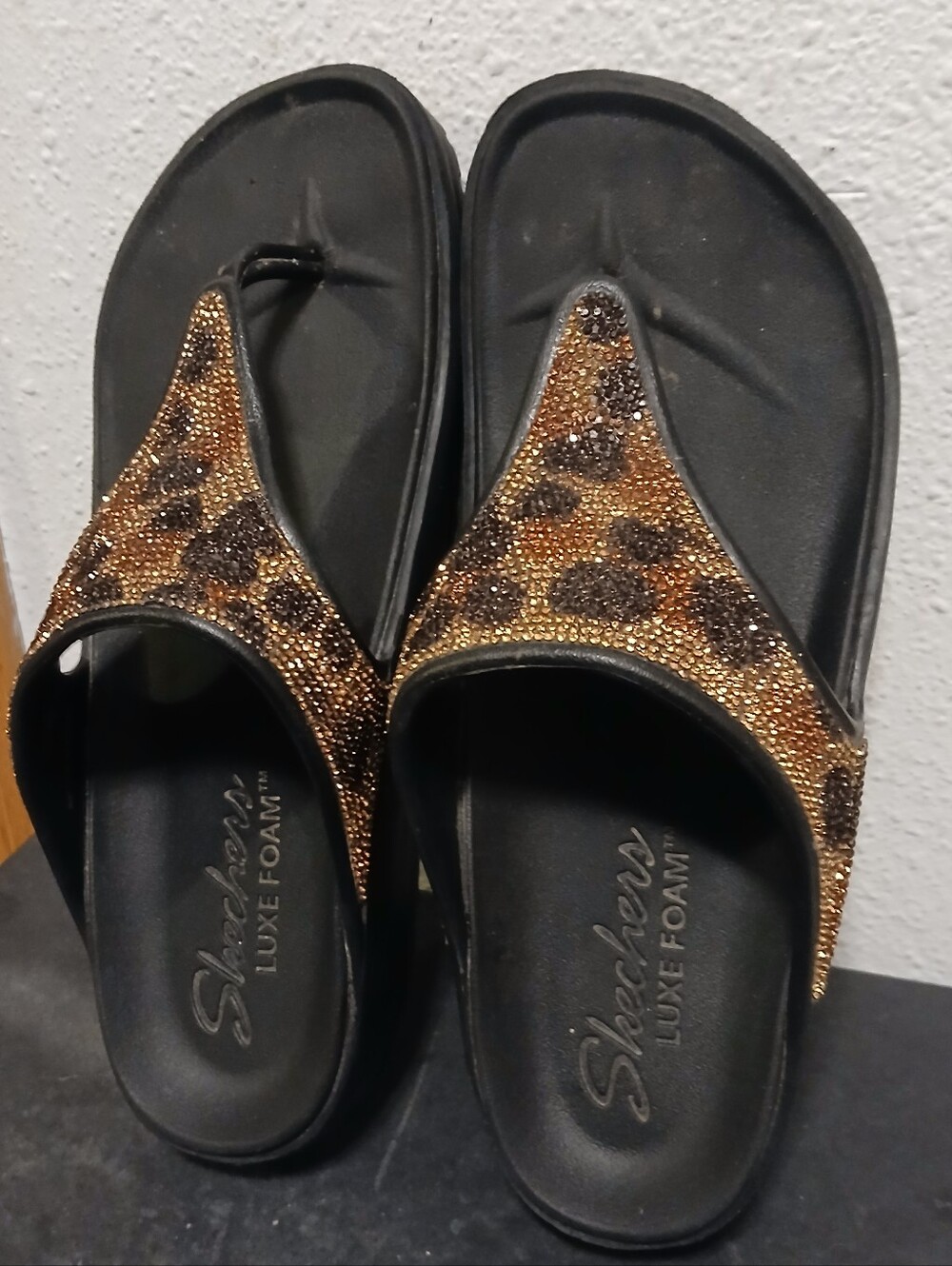 Skechers Luxe Foam Rhinestone Leopard Print Thong Sandals Black Gold Size 8